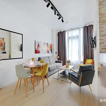 Intimate Flat W A C & Jacuzzi - 2br 6p Montmartre Apartment Paris
