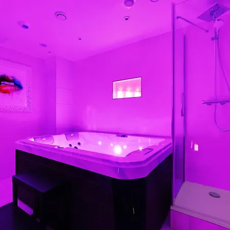 Apartment Intimate Flat W A C & Jacuzzi - 2br 6p Montmartre *