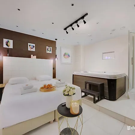 Intimate Flat W A C & Jacuzzi - 2br 6p Montmartre Paris