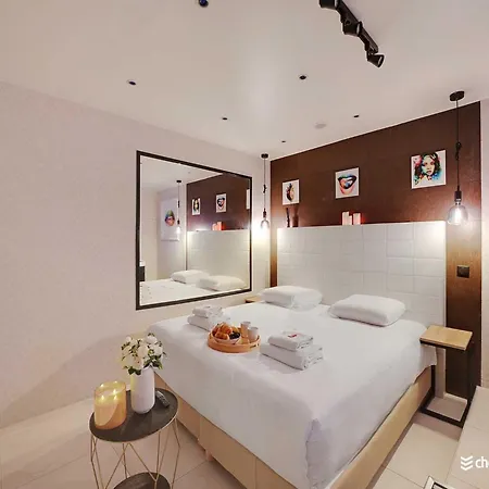 Apartment Intimate Flat W A C & Jacuzzi - 2br 6p Montmartre Paris