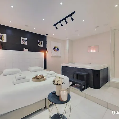 Intimate Flat W A C & Jacuzzi - 2br 6p Montmartre Apartment *