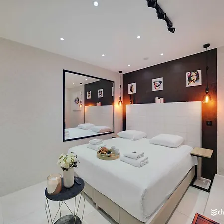Intimate Flat W A C & Jacuzzi - 2br 6p Montmartre Apartment Paris