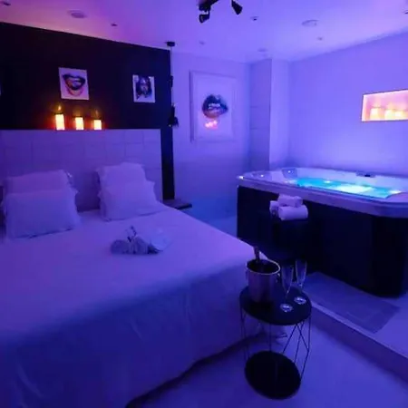 Intimate Flat W A C & Jacuzzi - 2br 6p Montmartre Apartment *