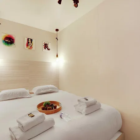 Intimate Flat W A C & Jacuzzi - 2br 6p Montmartre Apartment Paris