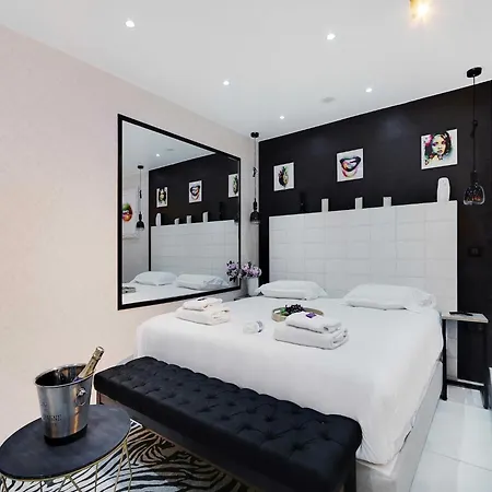 Intimate Flat W A C & Jacuzzi - 2br 6p Montmartre Parigi